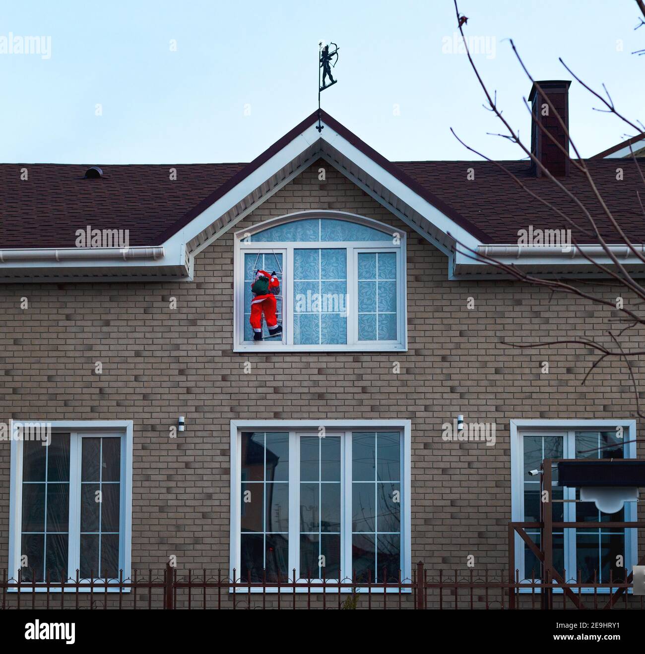 Großes Spielzeug Weihnachtsmann bekommt im Fenster Stockfoto
