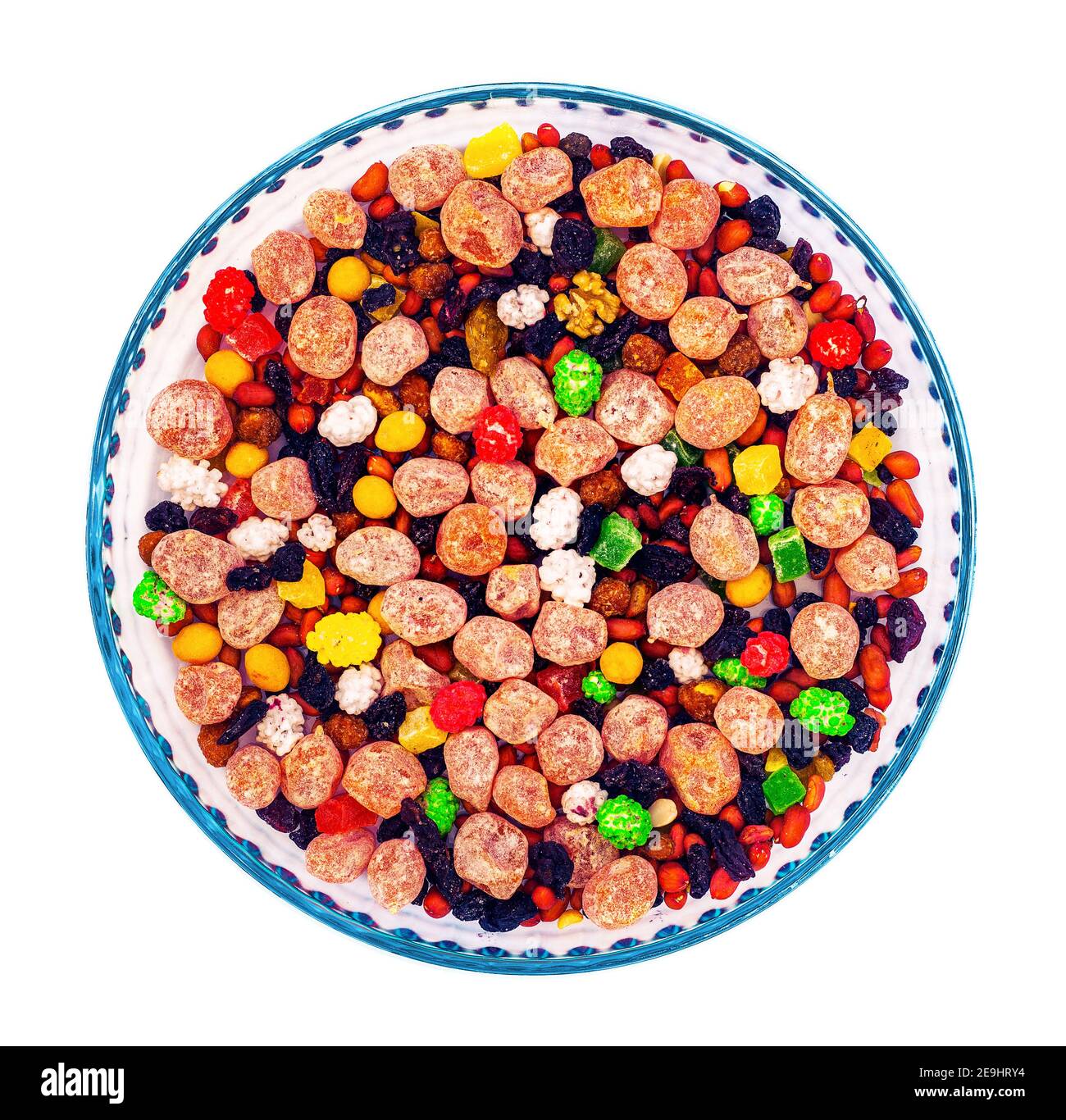 Trockene zuckerhaltige Frucht-Nuss-Mischung auf glasiger Schale, isoliert Stockfoto