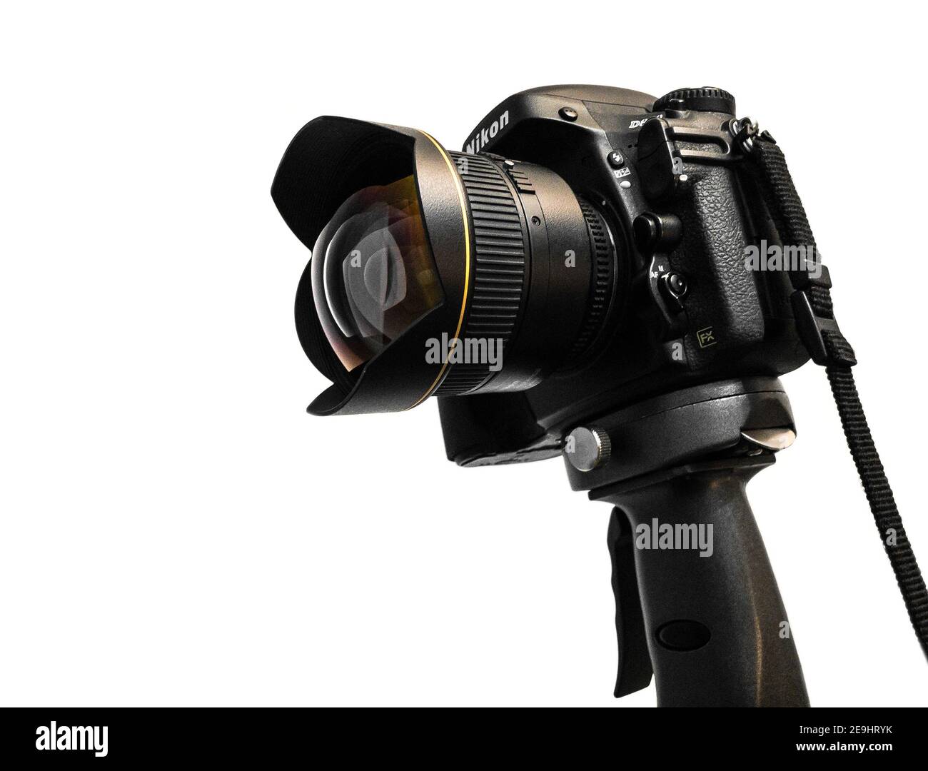 Fotokamera Nikon D800 + Nikkor Objektiv 14mm stehend Schweres Stativ gegen die 255 weiß Stockfoto