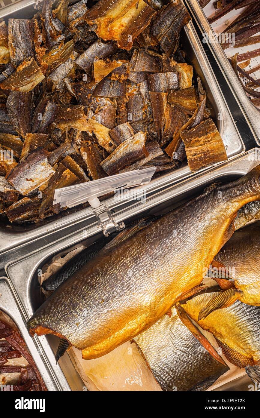 Verschiedene geräucherte und getrocknete Fische auf dem Markt Stockfoto