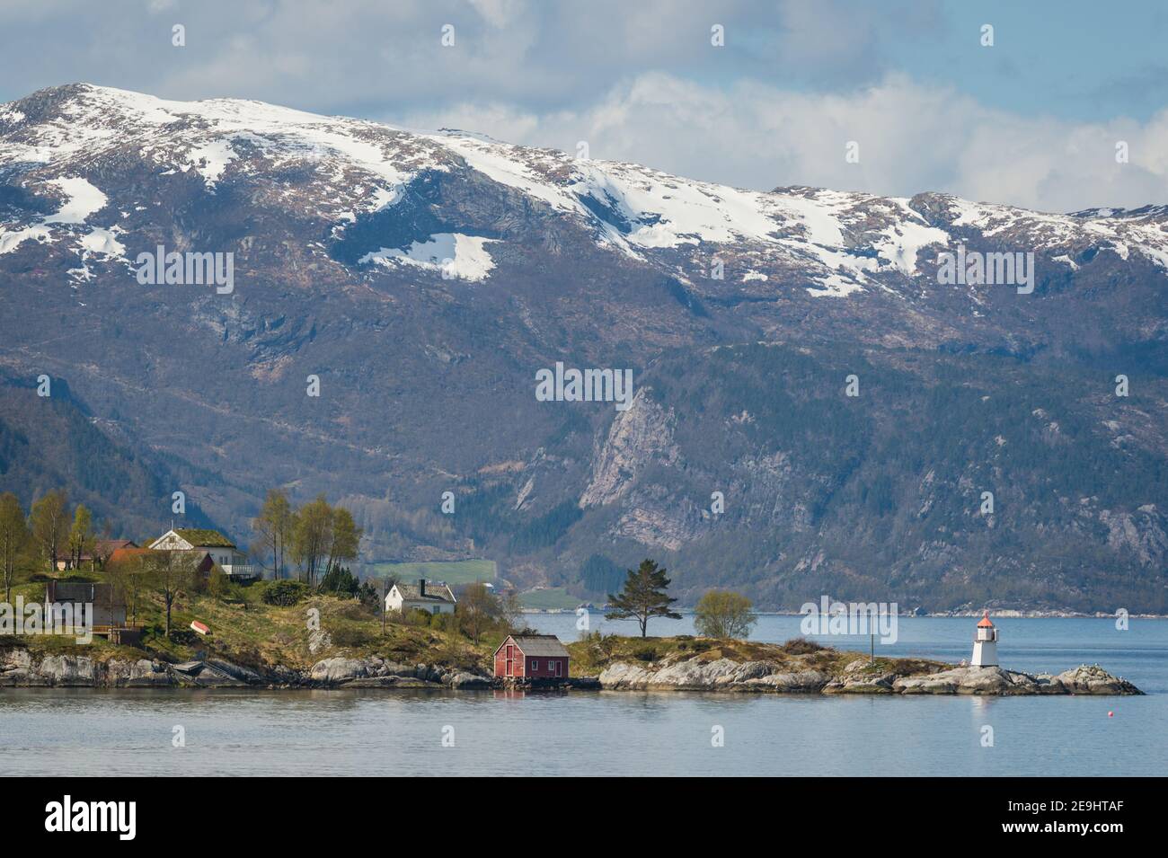 Ortneset, gesehen über den Risnefjorden, Norwegen. Stockfoto