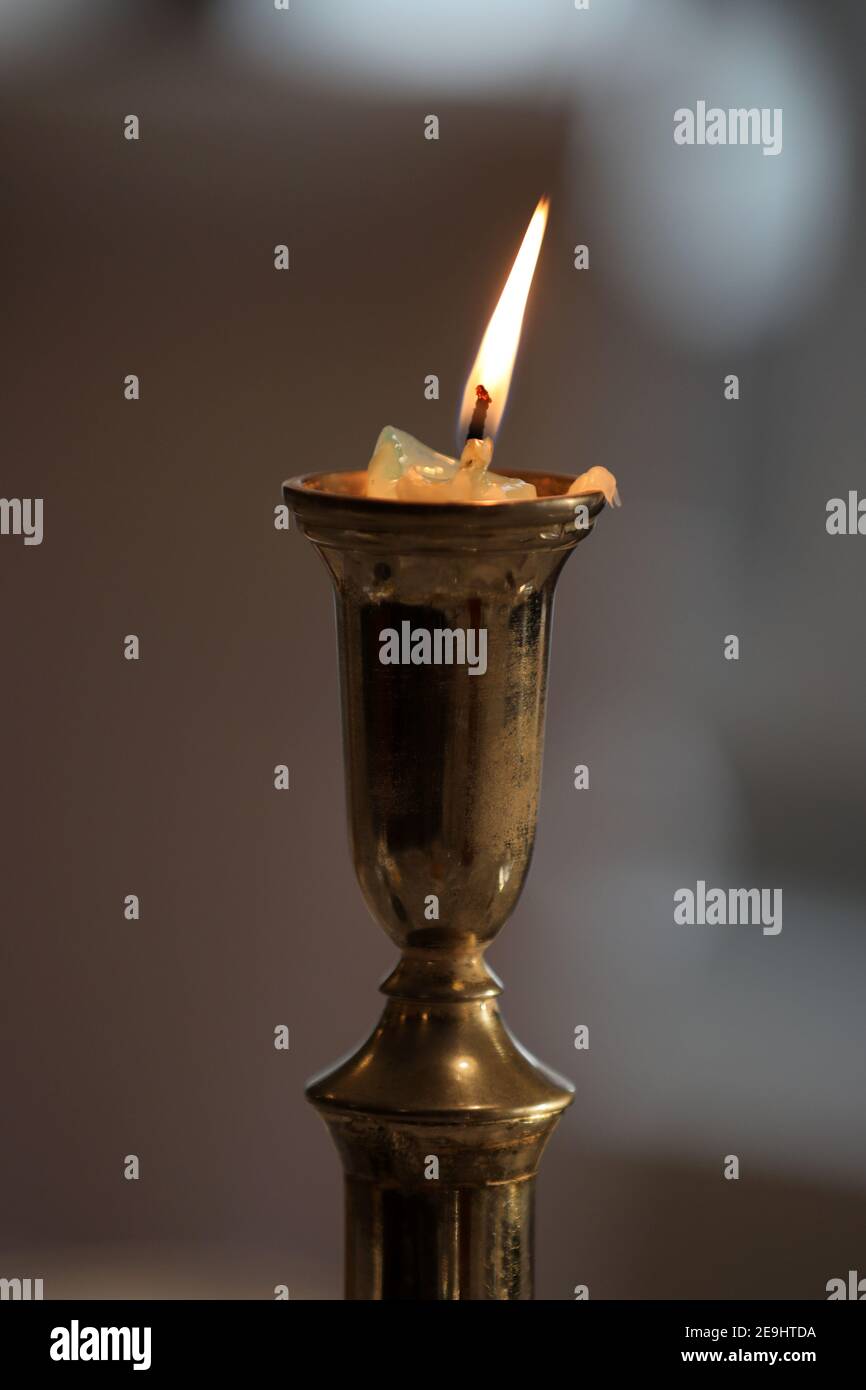 Eine ausgebrannte Kerze auf einem Kerzenständer in einer Kirche Stockfoto