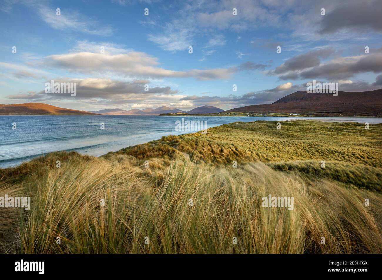 Isle of Lewis and Harris, Schottland: Dünengräser und türkisblauen Wasser von Luskentire Beach auf South Harris Island Stockfoto