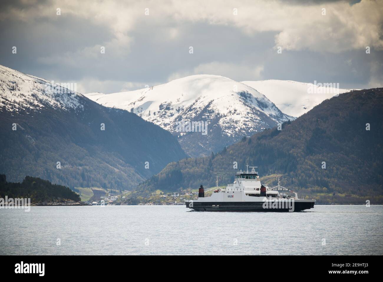 Norled Fähre auf Sognefjorden, zwischen Oppedal und Lavik, Norwegen. Stockfoto