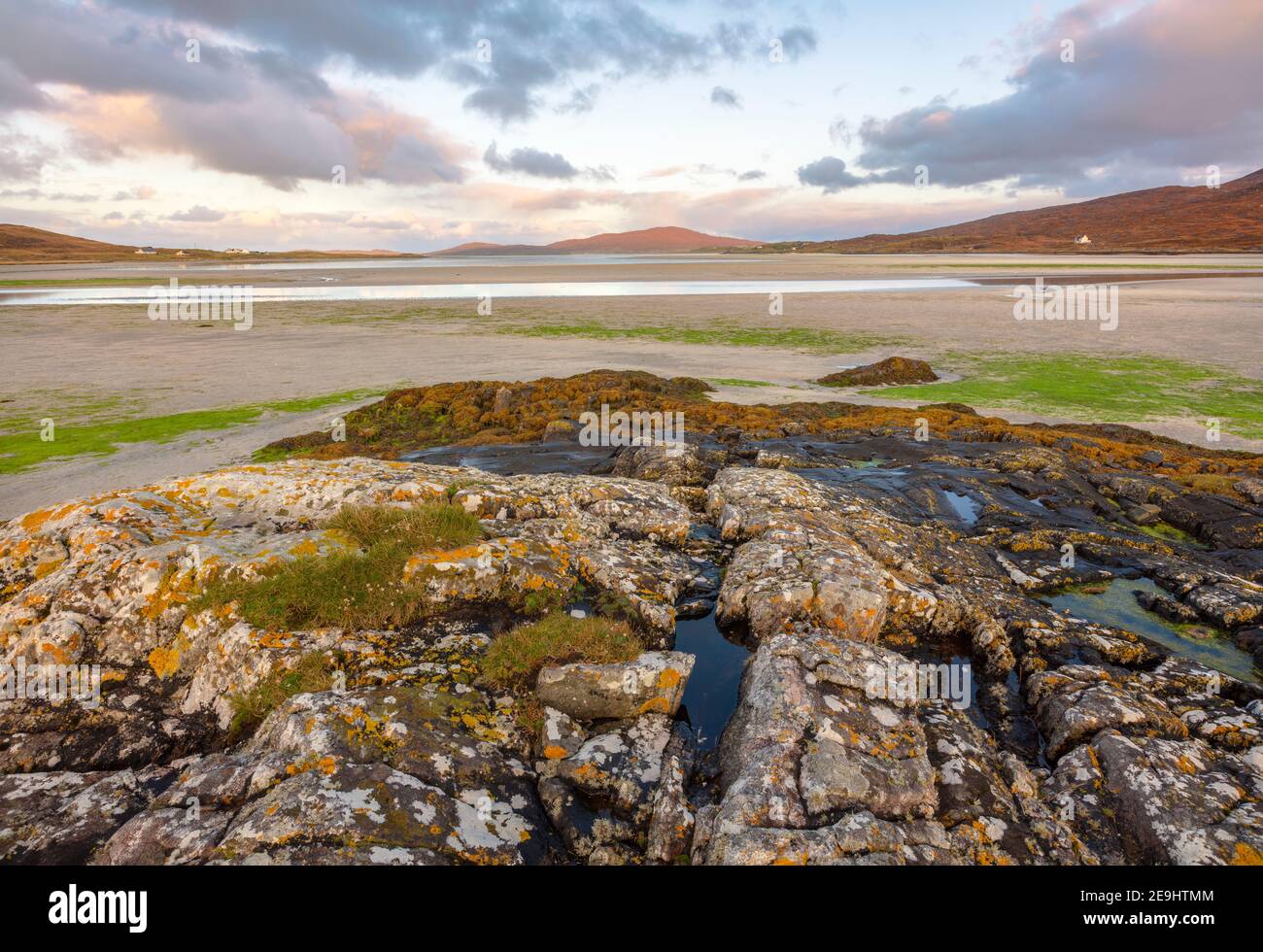 Isle of Lewis and Harris, Schottland: Felsbrocken am Rand des weitläufigen Strandes von Luskentire; South Harris Stockfoto