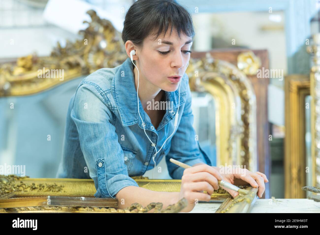 Weibliche Meister stellen das alte Fenster wieder her Stockfoto