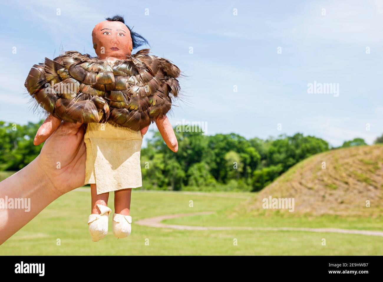 Alabama Moundville Archaeological Park Site, Kultur des mittleren Mississippi-Zeitalters Indianer, historische Dorfmuseumplattform mit Federdecke Stockfoto
