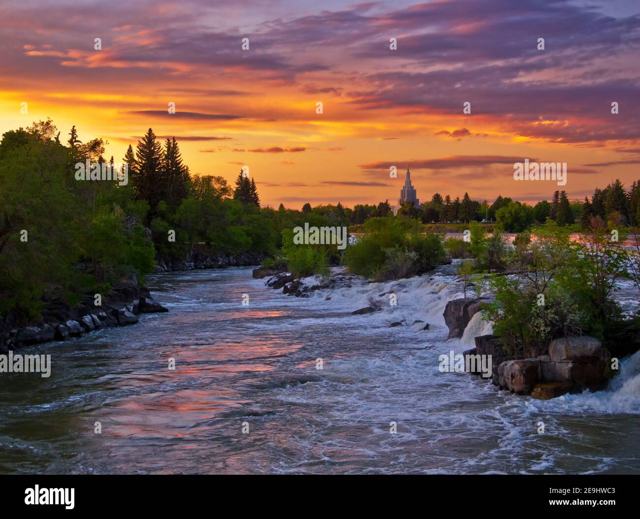 Sonnenuntergang über dem Snake River in Idaho Falls, Idahobe Stockfoto