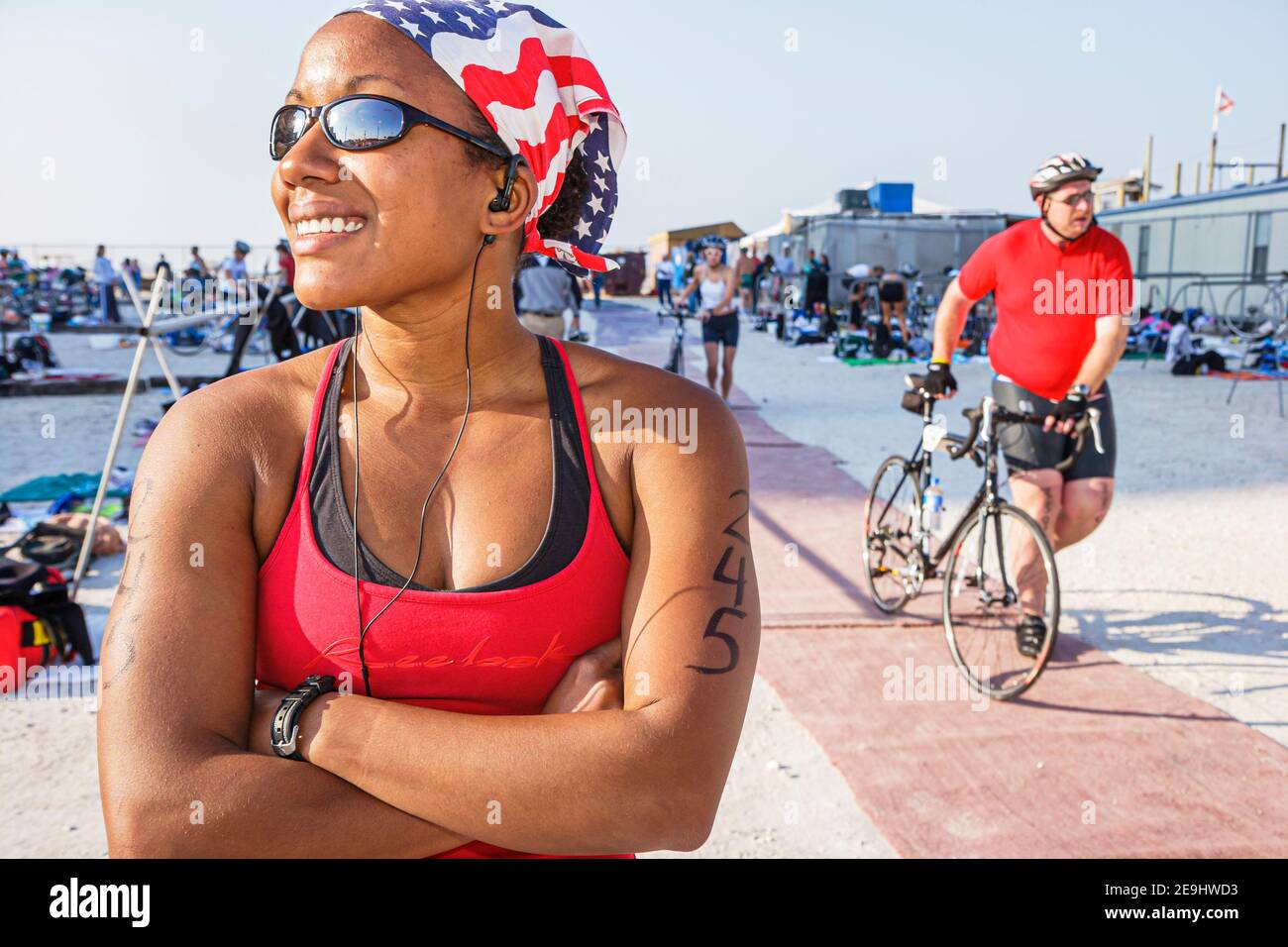 Alabama Gulf of Mexico Coast FLORABAMA Mullet man Triathlon, Wettkampfschwimmerin Frau weiblich Schwarze Hündin, Stockfoto
