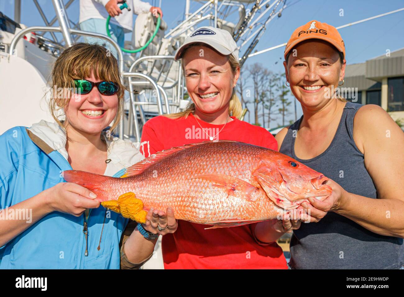 Alabama Orange Beach Zeke's Landing Red Snapper Tournament, weibliche Frauen halten gefangenen Fisch fangen Freunde, Stockfoto