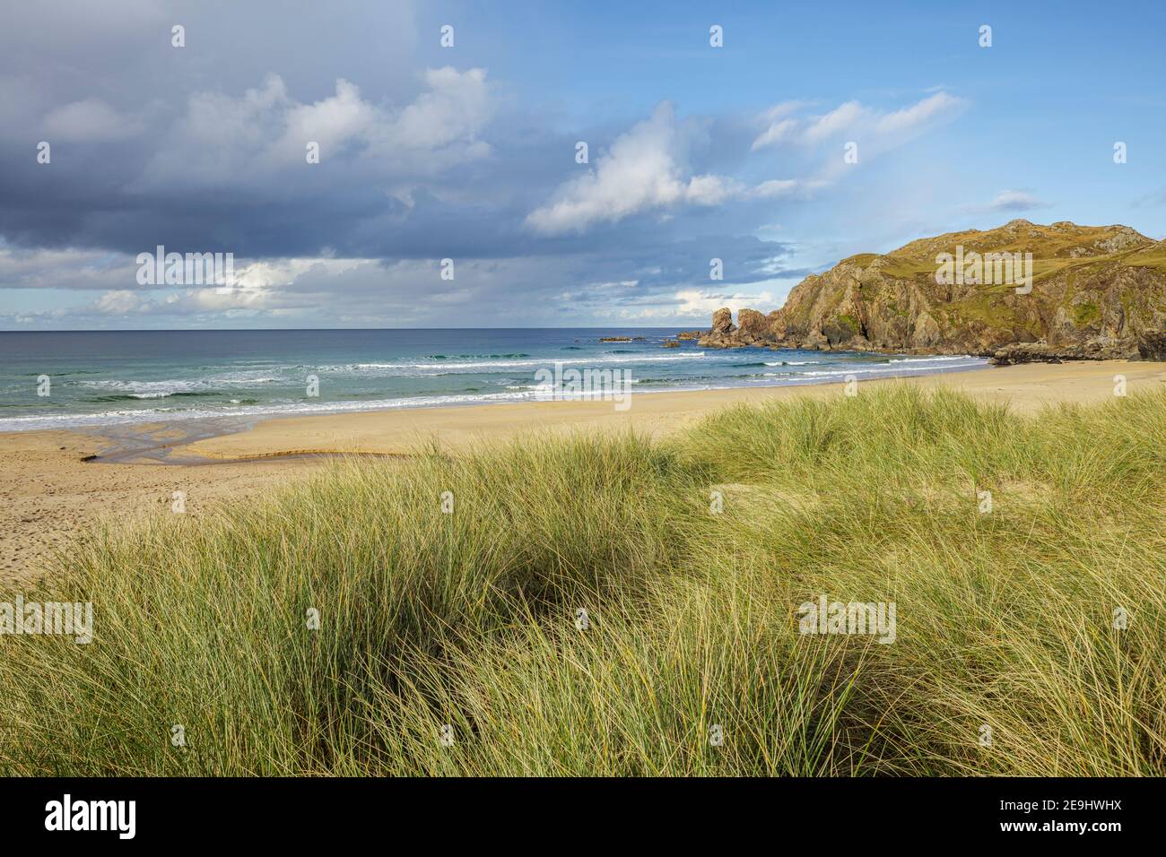 Isle of Lewis and Harris, Schottland: Dünen Gräser und abgeschiedener Strand von Dail Mor (Dalmore) Strand auf der Nordseite von Lewis Island Stockfoto