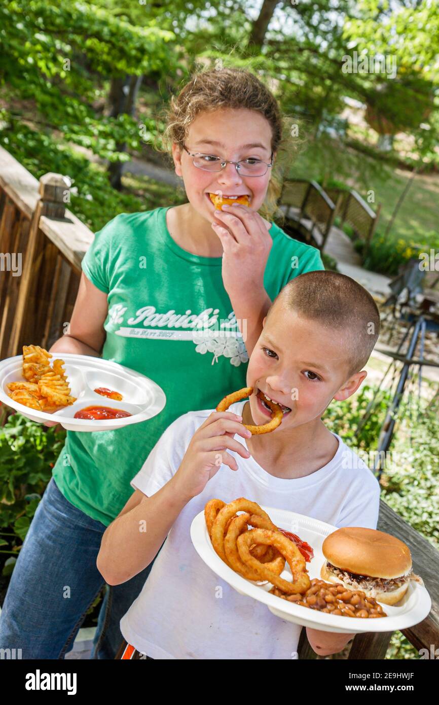 Alabama Clanton Peach Park Schwester Bruder Junge Mädchen Geschwister, essen Mittagessen Picknick Essen gebratene Zwiebelringe, Stockfoto