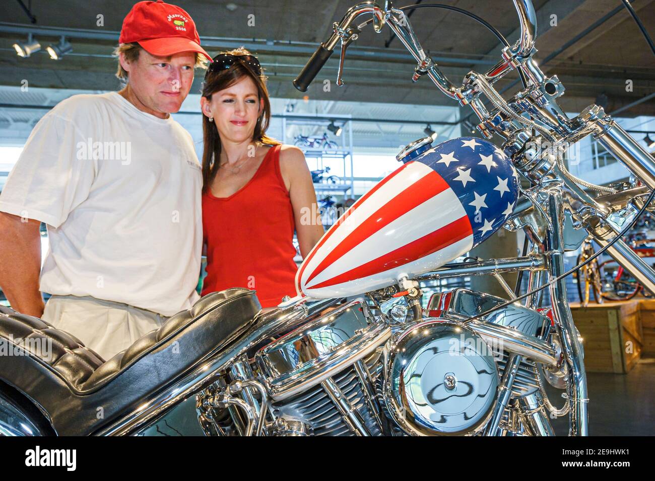 Birmingham Alabama,Barber Vintage Motorsports Museum Motorradsammlung,Besucher Mann Frau weibliches Paar suchen patriotische Flaggen Farben, Stockfoto