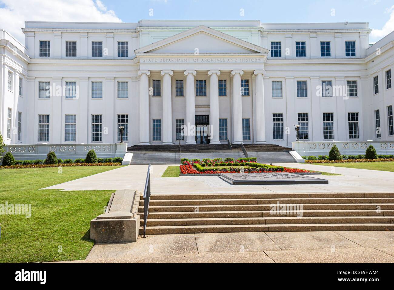 Alabama Montgomery State Department of Archives & History, Regierungsdokumente Gebäude vor dem äußeren Vordereingang, Stockfoto