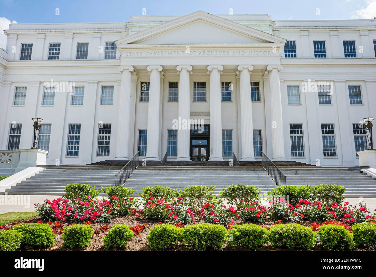 Alabama Montgomery State Department of Archives & History, Regierungsdokumente Gebäude vor dem äußeren Vordereingang Blumen, Stockfoto