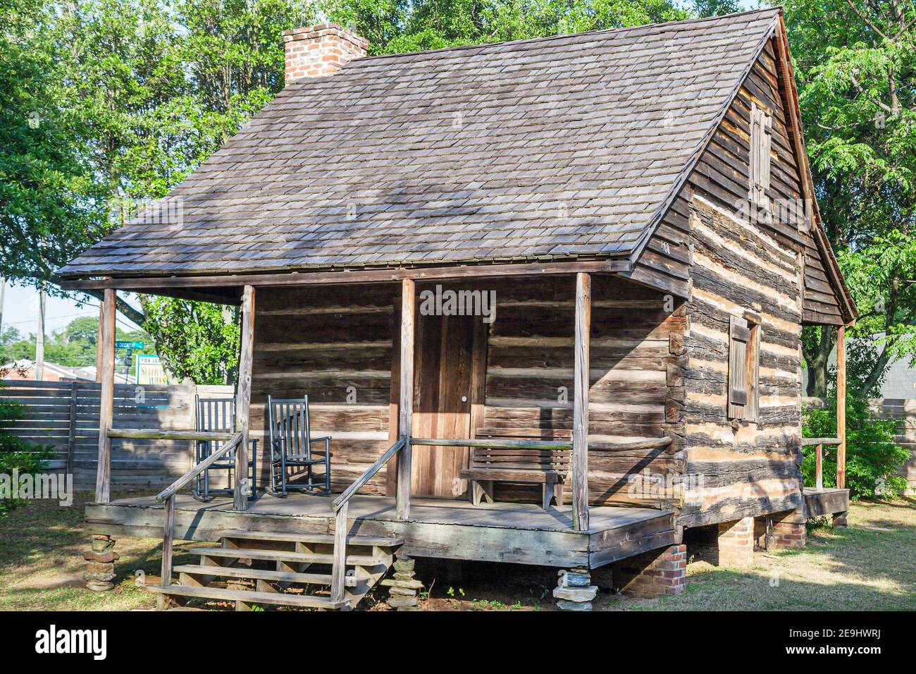 Alabama Montgomery Old Alabama Town restaurierte historische, Einzelzimmer Pioneer Blockhütte 1820er Jahre außen, Veranda Eingang, Stockfoto