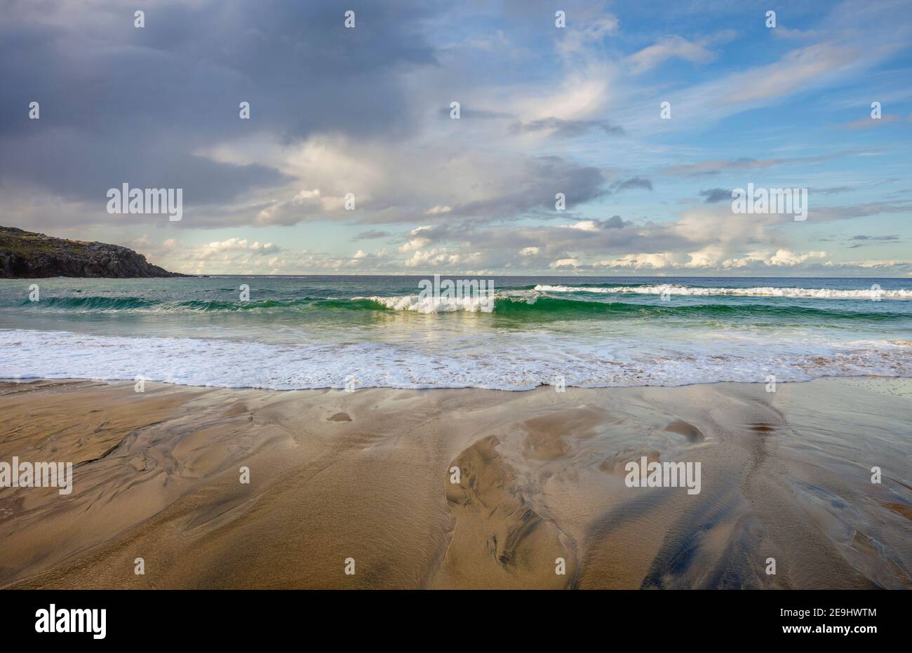 Isle of Lewis und Harris, Schottland: Wellen brechen auf dem Sand des Dail Mor (Dalmore) Strandes auf der Nordseite von Lewis Island Stockfoto
