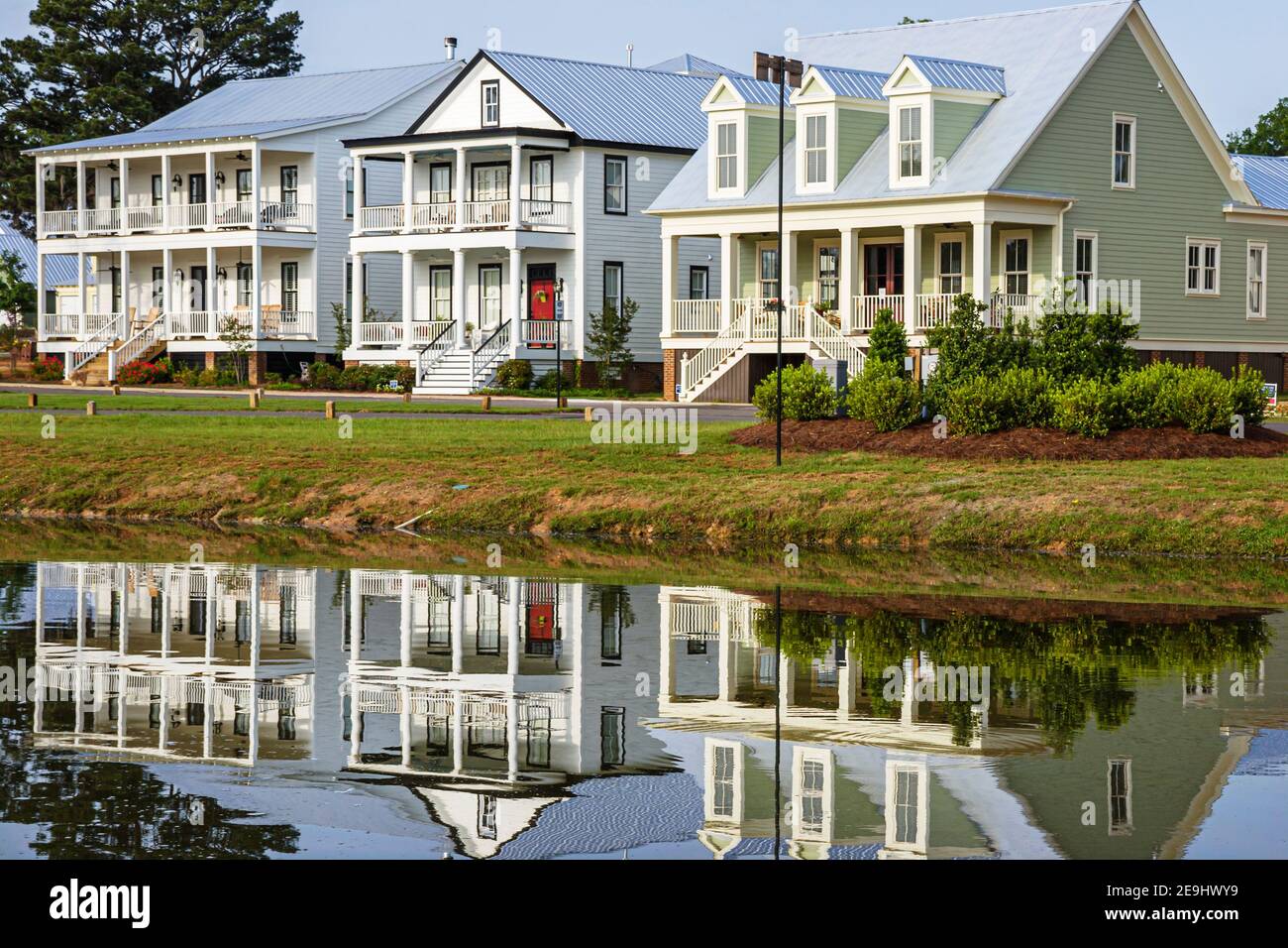 Alabama Montgomeery Pike Road das Wasser geplante Gemeinschaftshäuser, traditionelle Americana Architektur Veranda Vordereingang außen Wasserspiegelung, Stockfoto