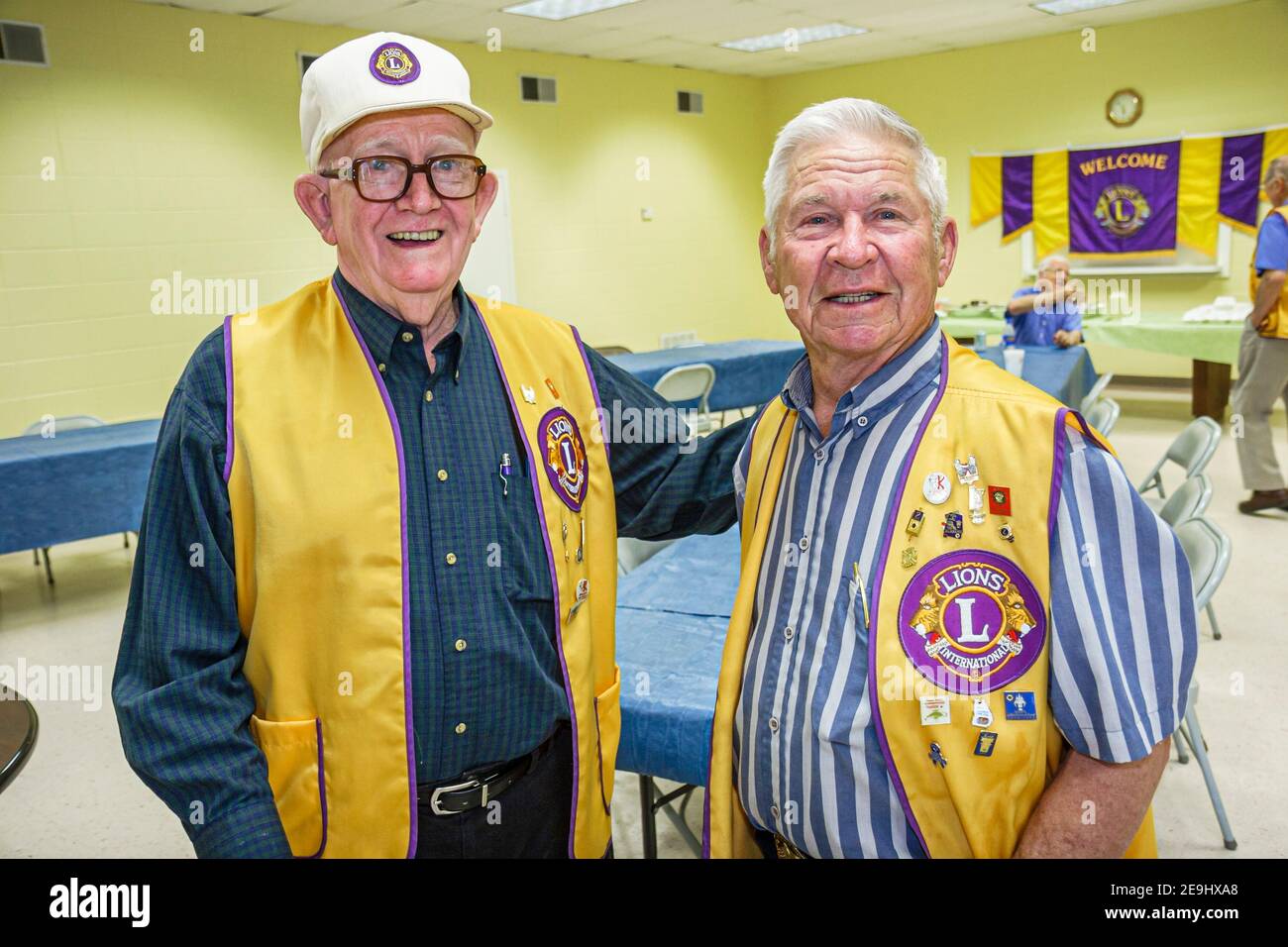 Alabama Moulton Lions Club Senioren Mann Männer männliche Freunde, Freiwillige Mitglieder tragen Westen, Stockfoto