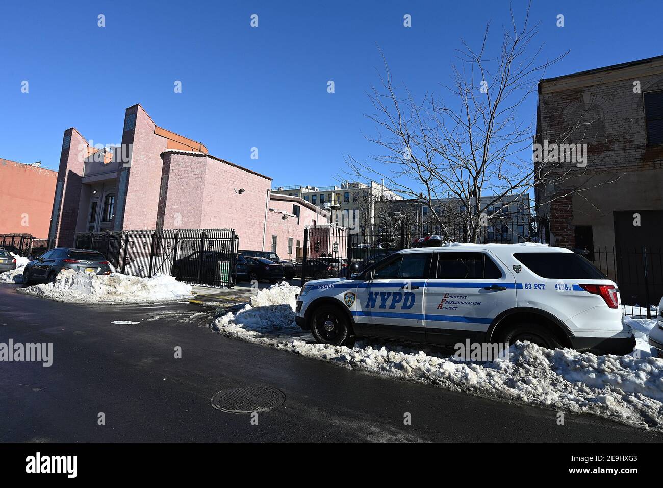 New York, USA. Februar 2021, 4th. Vor der United Revival Mennonite Church, die als Pop-up-Impfstelle eingerichtet wurde, ist ein NYPD-Kaderwagen im Brooklyn-Bezirk von New York City, NY, 4. Februar 2021, geparkt. Im Rahmen einer landesweiten Anstrengung, Impfungen zu beschleunigen, wurden in New York City neun COVID-19 Impfungs-Pop-up-Zentren eröffnet, die in Kirchen, öffentlichen Wohnkomplexen und anderen Gemeindezentren eingerichtet wurden, um unterversorgten Menschen mit Farbe Priorität einzuräumen; weitere 25 weitere Pop-up-Impfstellen sind im ganzen Staat geplant. Quelle: SIPA USA/Alamy Live News Stockfoto