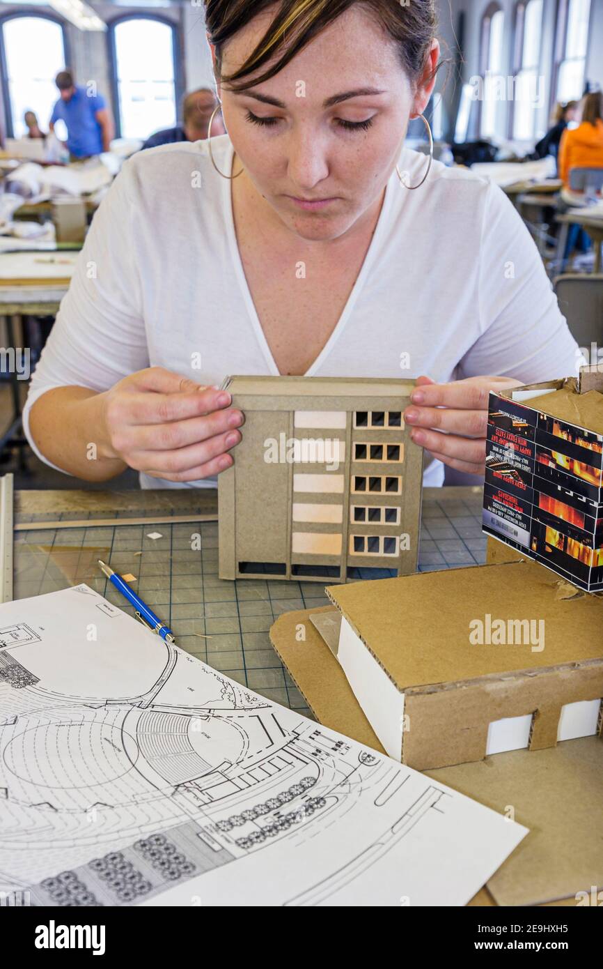 Birmingham Alabama, 1st Avenue Young & Vann Gebäude, Auburn School of Architecture Frau Studentin, die Baumodell macht, Stockfoto