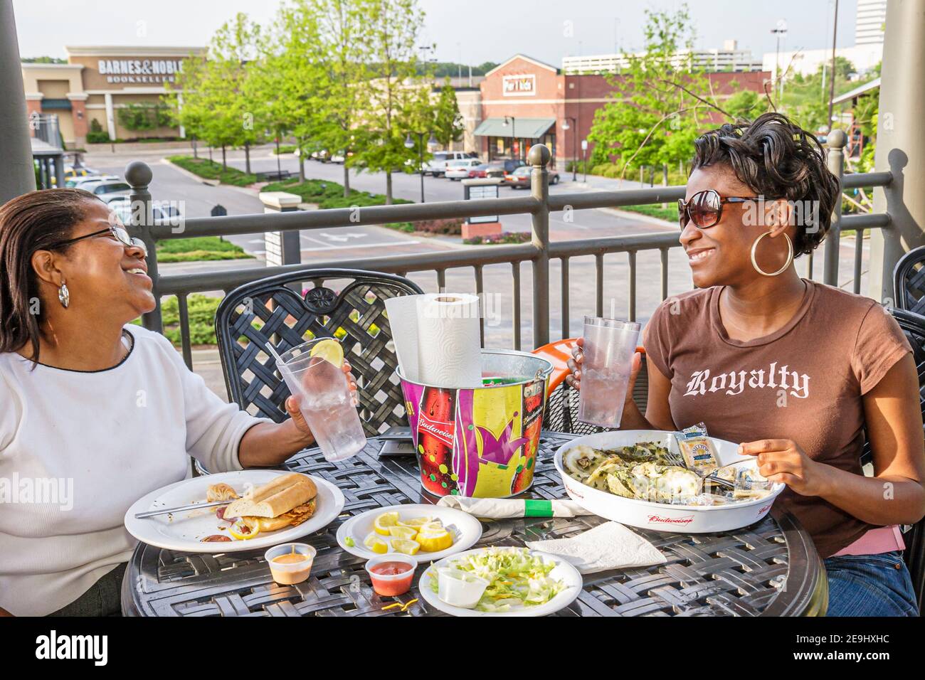 Birmingham Alabama, Patton Creek Einkaufszentrum, Kayun Steamer Bar & Grill Schwarze Frau weibliche Freundinnen, Balkon im Freien essen, Stockfoto