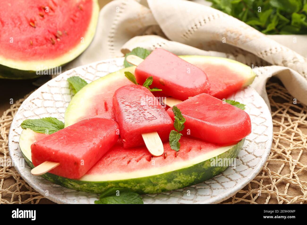 Zusammensetzung mit Wassermelone Eis auf dem Tisch Stockfoto