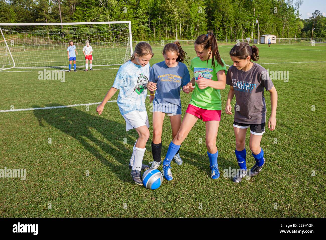 Birmingham Alabama, Regions Park, Mädchen Fußballspieler üben das Trennen von Bällen, Stockfoto