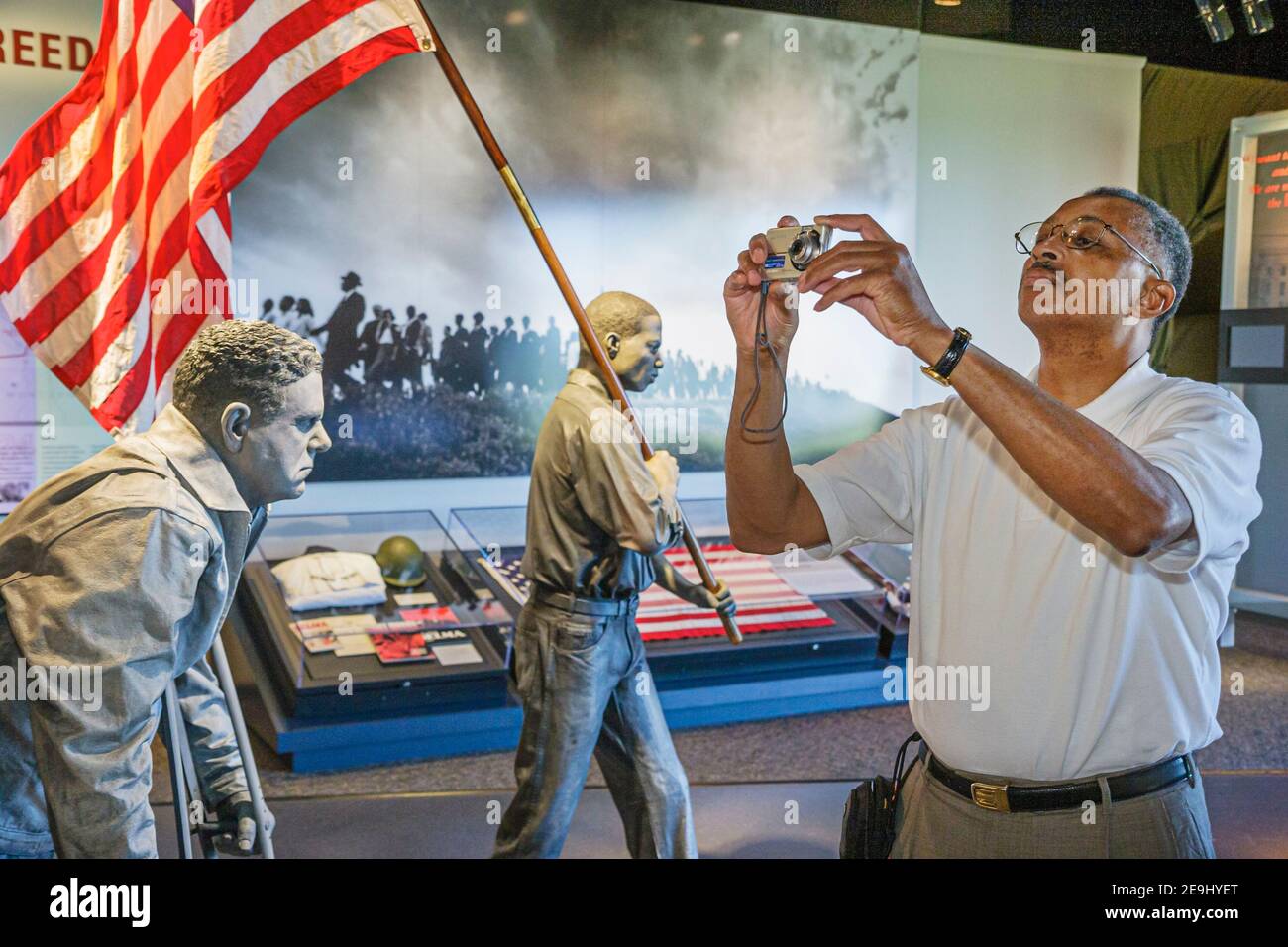 Alabama Scenic Highway 80 Selma nach Montgomery Civil Rights Trail, Lowndes Interpretive Center Ausstellung Schwarzer Mann, Kamera macht Foto, Stockfoto