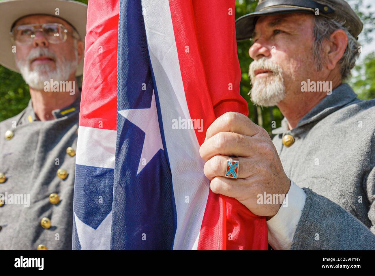 Alabama Marbury Confederate Memorial Park, Bürgerkrieg Reenactors Zeitraum Kostüm Soldaten mit Flagge, Stockfoto