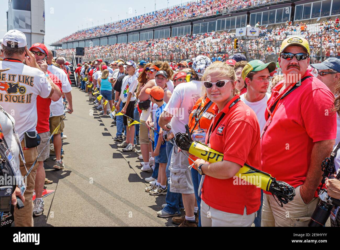 Alabama Talladega Superspeedway Aaron's 499 NASCar Nextel Cup Series, Pit Road Fans vor dem Rennen Ziellinie Aktivitäten, Stock-Car-Rennen, Stockfoto
