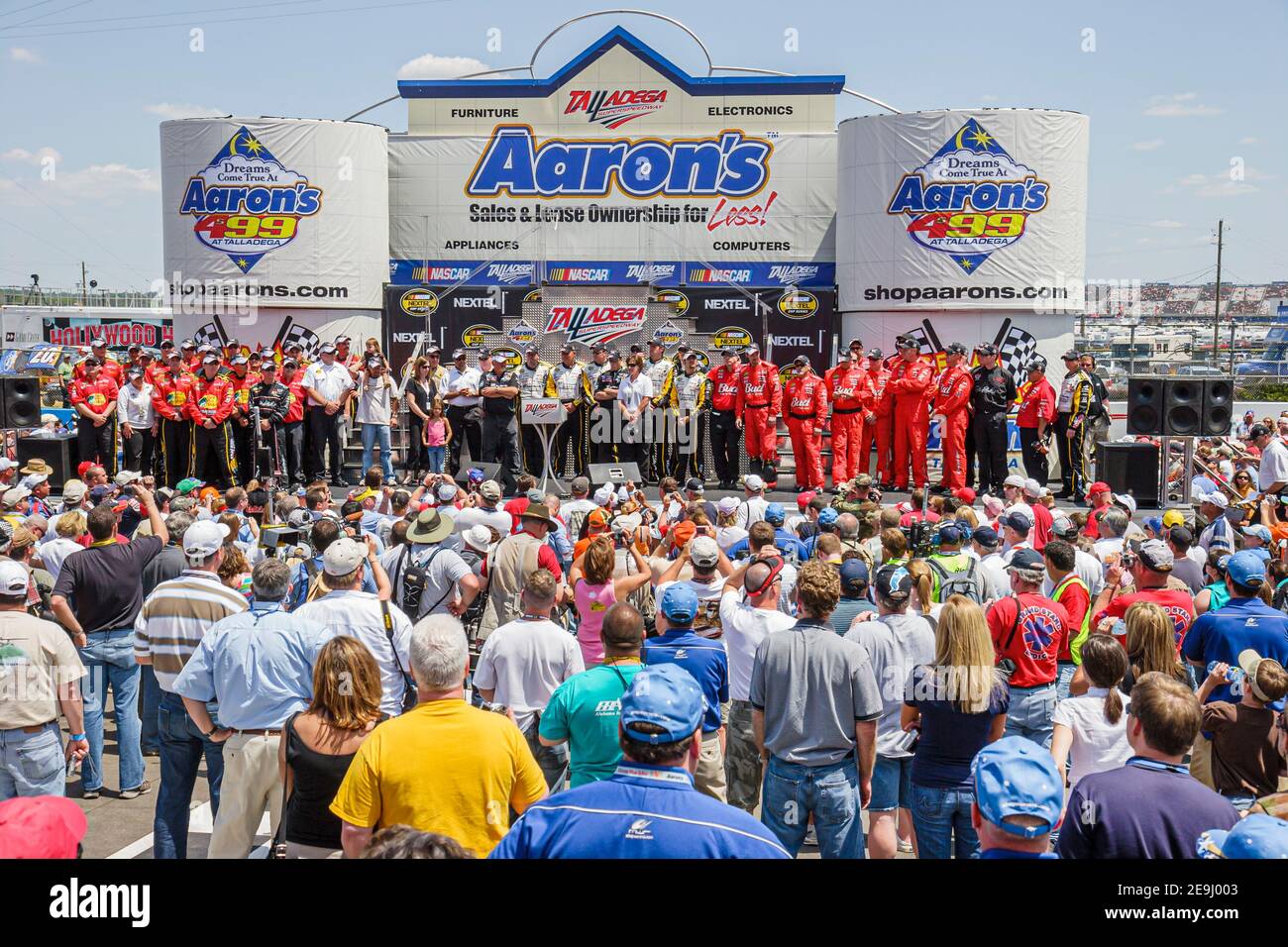 Alabama Talladega Superspeedway Aaron's 499 NASCar Nextel Cup Series, Pit Road Pre-Race Finish line Aktivitäten fams, Aaron's Sponsor Bühne Fahrer Intro Stockfoto