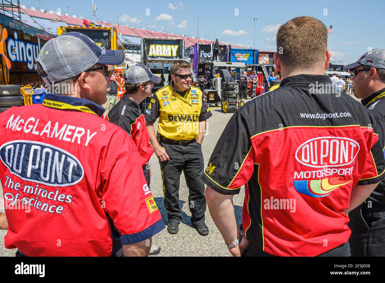 Alabama Talladega Superspeedway Aaron's 499 NAScar Nextel Cup Series, Garagenrennen Crew Mechaniker, Stock-Car-Rennen, Stockfoto