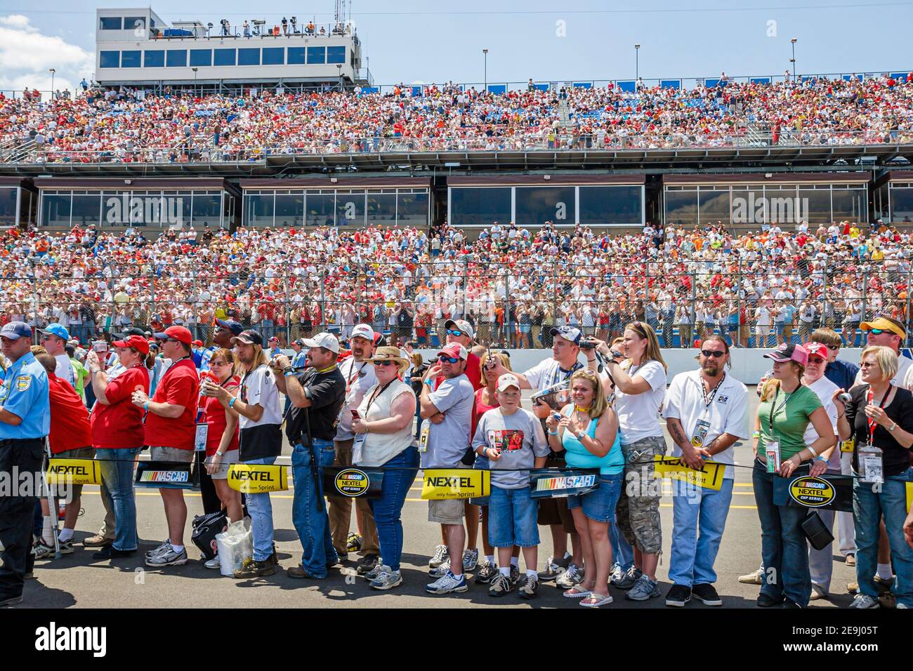 Alabama Talladega Superspeedway Aaron's 499 NASCar Nextel Cup Series, Pit Road Pre-Race Finish line Aktivitäten Fans, vollgepackte Tribüne, Stock Car Racing, Stockfoto