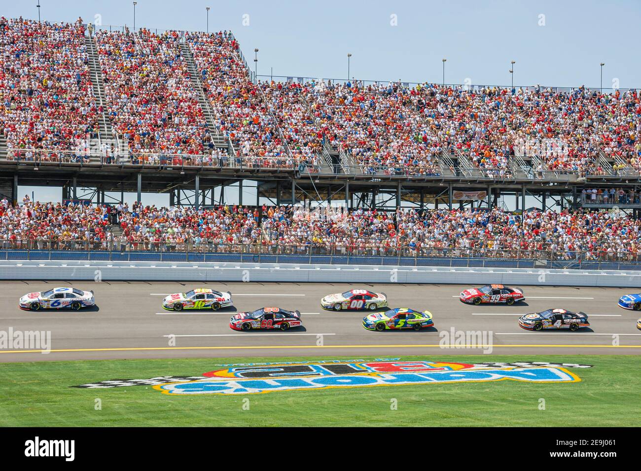 Alabama Talladega Superspeedway Aaron's 499 NAScar Nextel Cup Series, Stock Car Cars Rennsport-Fans, Tribünenbahn, Stockfoto