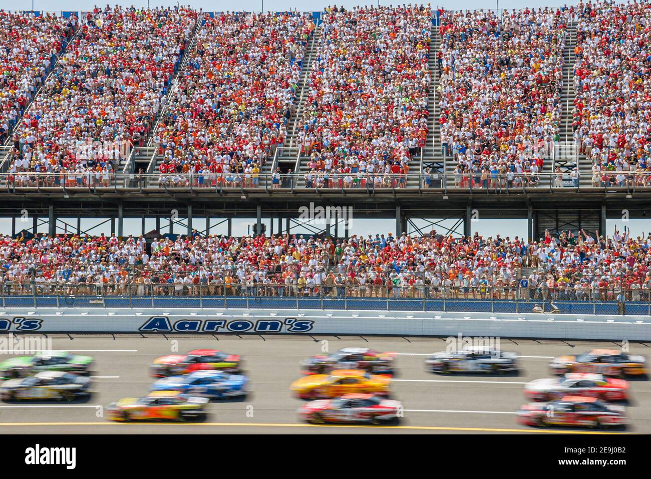 Alabama Talladega Superspeedway Aaron's 499 NAScar Nextel Cup Series, Stock Car Cars Rennsport-Fans, Tribünenbahn, Stockfoto