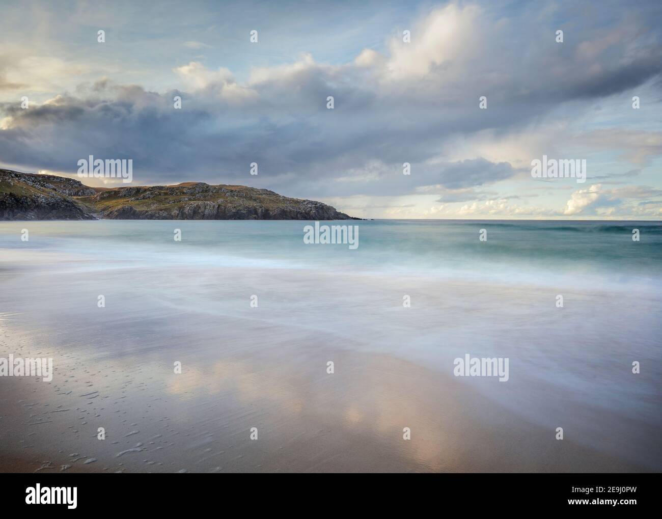 Isle of Lewis und Harris, Schottland: Wellen am Ufer des Dail Mor (Dalmore) Strandes auf der Nordseite von Lewis Island Stockfoto
