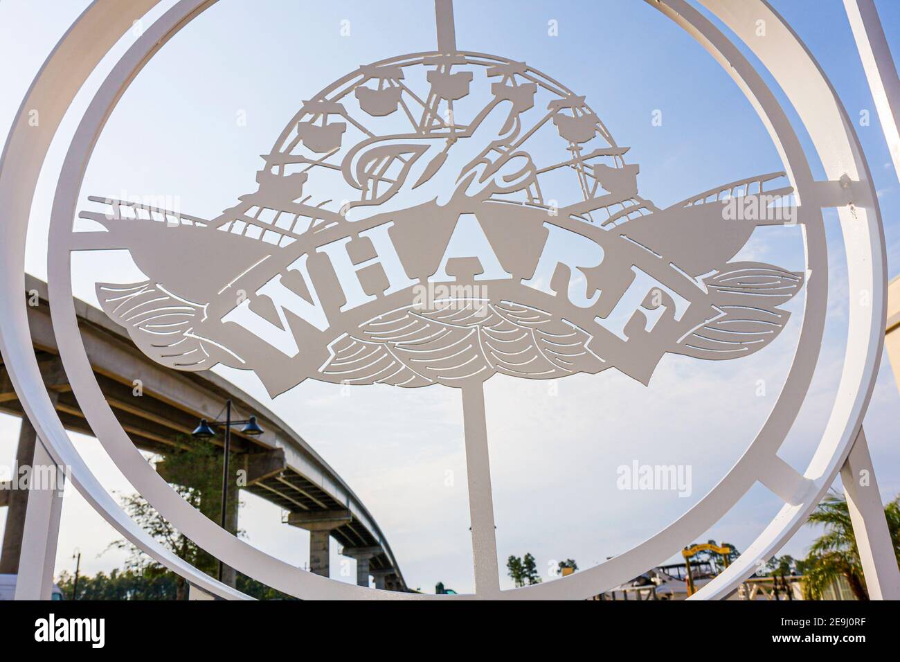 Alabama Orange Beach The Wharf Shopping, Restaurants, Unterhaltungskomplex, Schild mit Foley Beach Expressway Bridge, Stockfoto