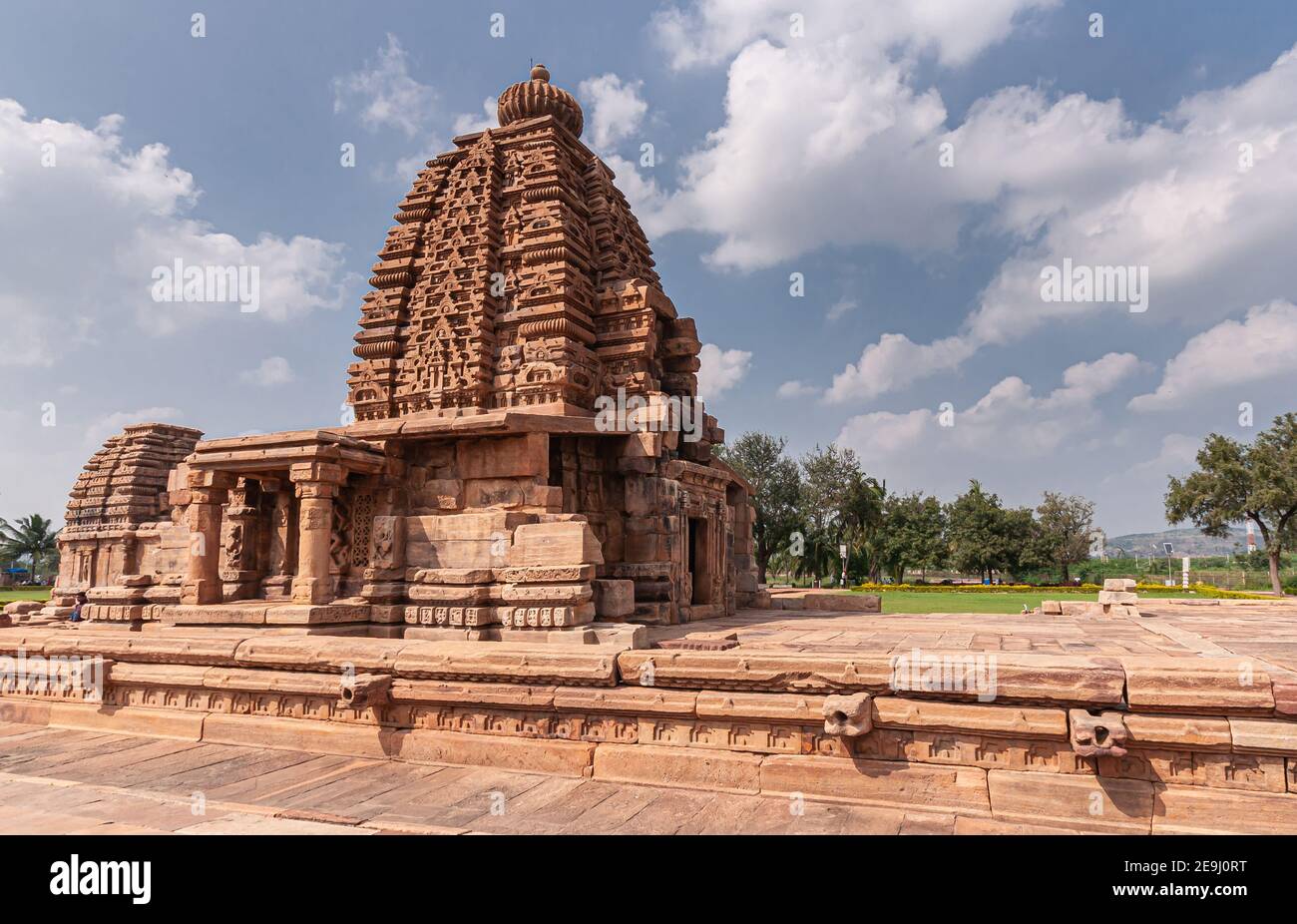 Bagalakote, Karnataka, Indien - 7. November 2013: Pattadakal Tempelkomplex. Hoher brauner Stein Galaganatha Tempel und vimanam Turm auf Plattform Seite Vie Stockfoto
