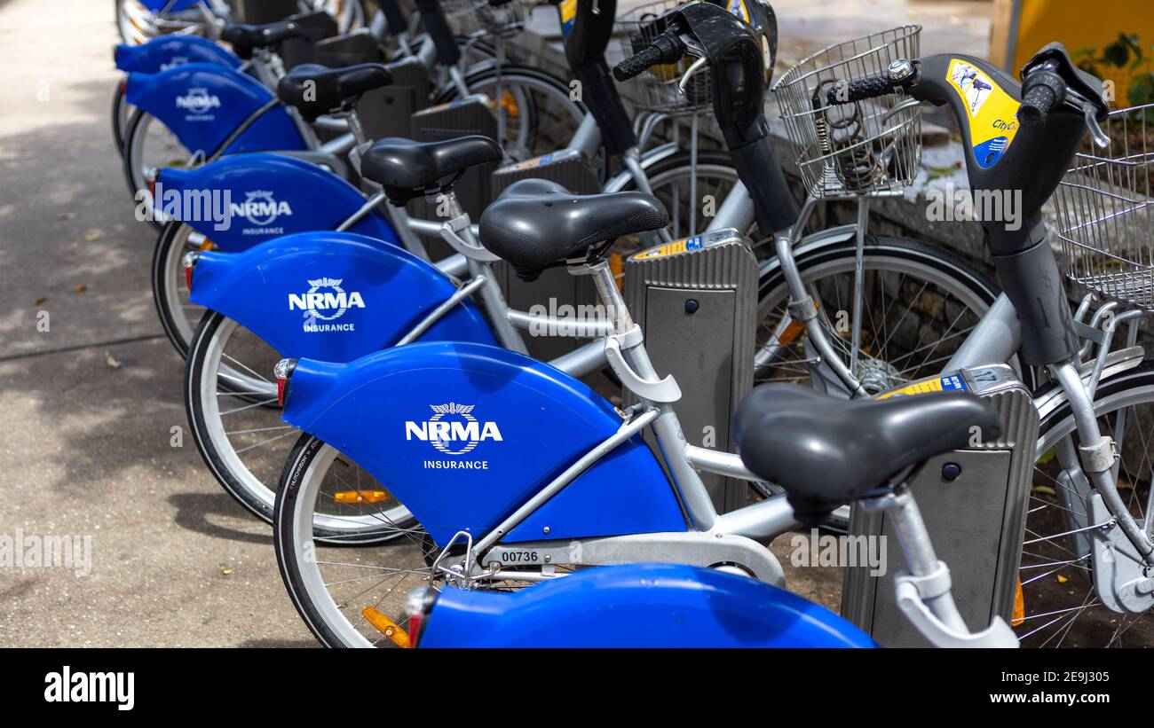 Die kultigen kostenlosen Fahrräder, die rund um die Brisbane City in geparkt sind Queensland am 1st 2021. Februar Stockfoto