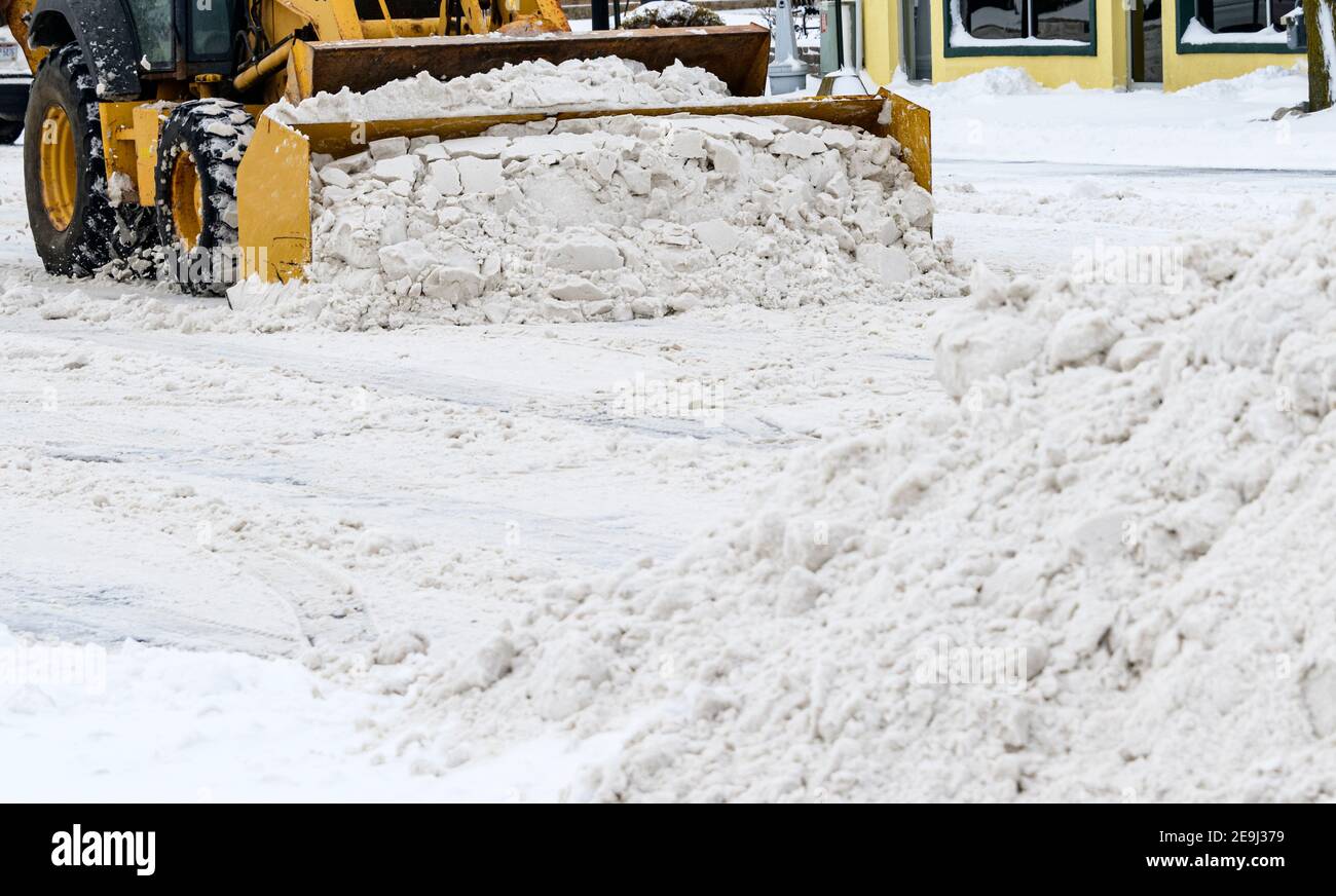 Schneepflug Bewegen Schnee auf der Straße nach einem schweren Winterschnee. Stockfoto