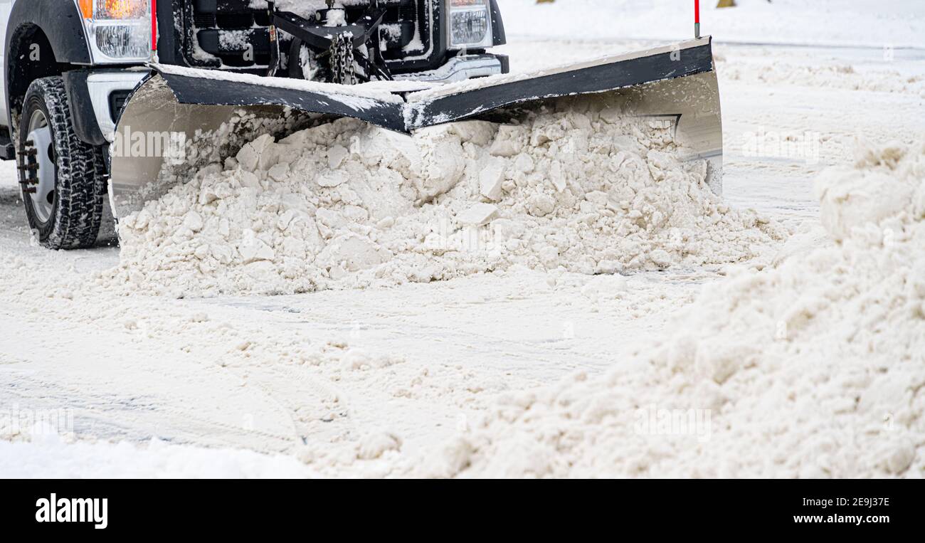 Schneepflug Bewegen Schnee auf der Straße nach einem schweren Winterschnee. Stockfoto