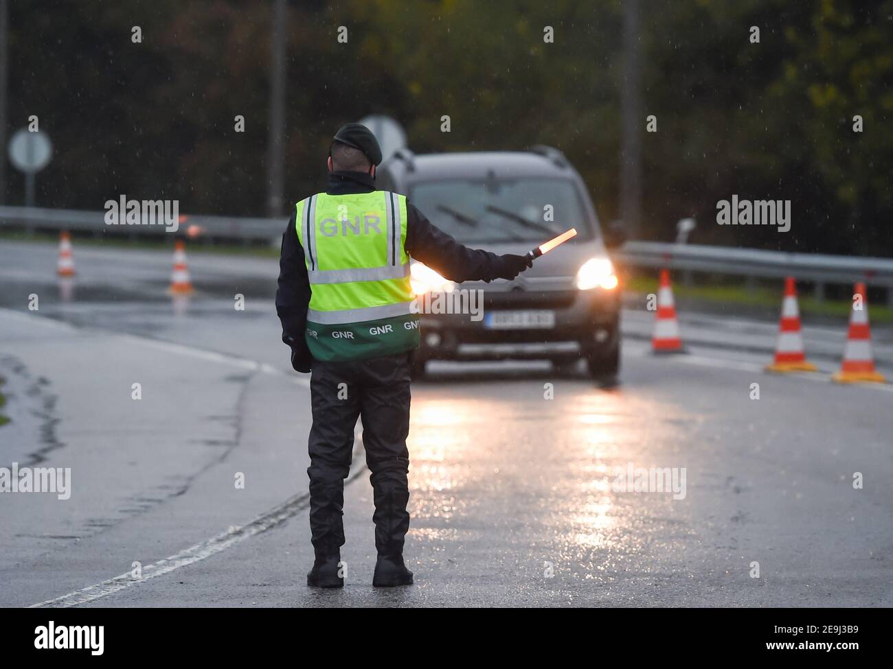 Monfortinho, Portugal. Februar 2021, 04th. Ein Offizier der portugiesischen Republikanischen Nationalgarde (GNR) hält an der Grenze zwischen Portugal und Spanien ein Auto an.seit Januar 31 schließt Portugal seine Landesgrenze zu Spanien für mindestens zwei Wochen, um das Virus einzudämmen. Es sind immer noch nur wesentliche Bewegungen erlaubt, wie zum Beispiel für Arbeitnehmer, medizinische Zwecke und den Transport von Waren. Kredit: SOPA Images Limited/Alamy Live Nachrichten Stockfoto