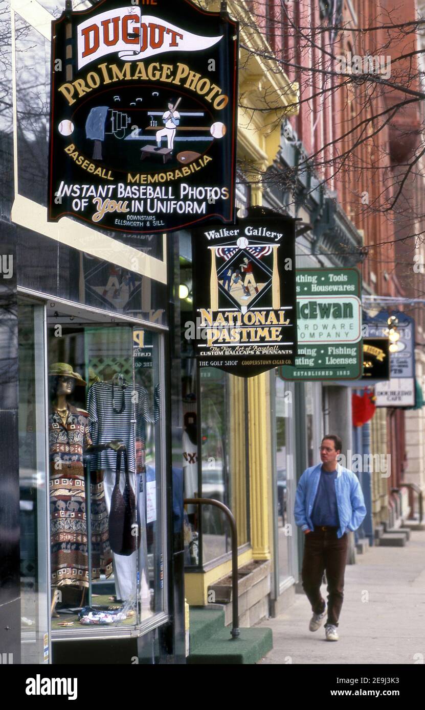 Bunte Geschäfte auf der Main Street in Cooperstown, New York Stockfoto