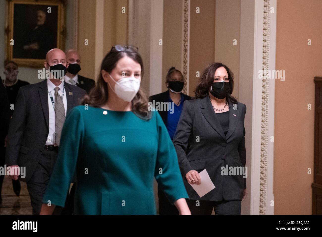 Washington, Vereinigte Staaten Von Amerika. Februar 2021, 04th. US-Vizepräsident Kamala Harris kommt für die feierliche Vereidigung von US-Senator Patrick Leahy (Demokrat von Vermont) in als Präsident Pro Tempore des Senats, in der US-Capitol in Washington, DC, Donnerstag, 4. Februar 2021. Quelle: Rod Lampey/CNP Credit: dpa/Alamy Live News Stockfoto