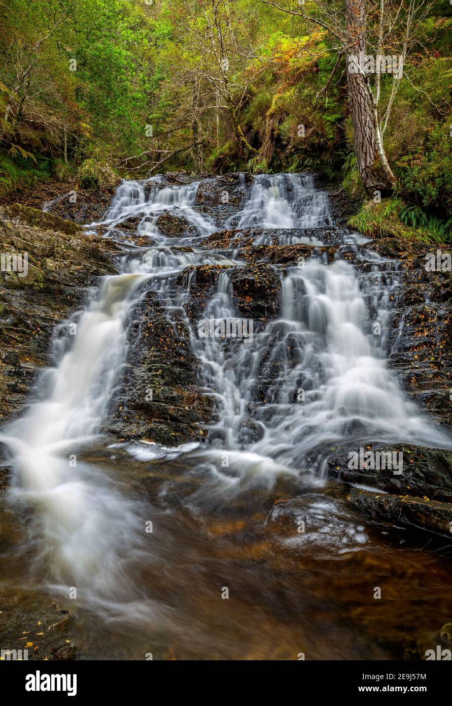 Glen Affric, Western Highlands, Schottland: Ein Wasserfall entlang der Allt na Bodachan bei Plodda Falls Stockfoto