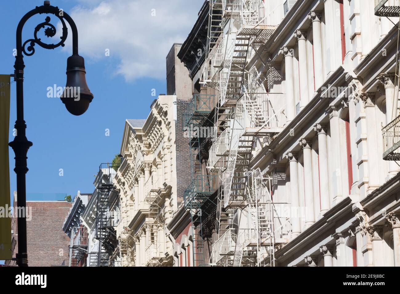 New York City, NY USA die meisten dieser gusseisernen Fassaden in SoHo wurden Mitte bis Ende des 19. Jahrhunderts erbaut. Stockfoto