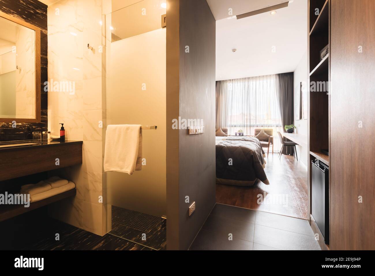 Moderne Schlafzimmer in Schwarz und Grau Stockfoto