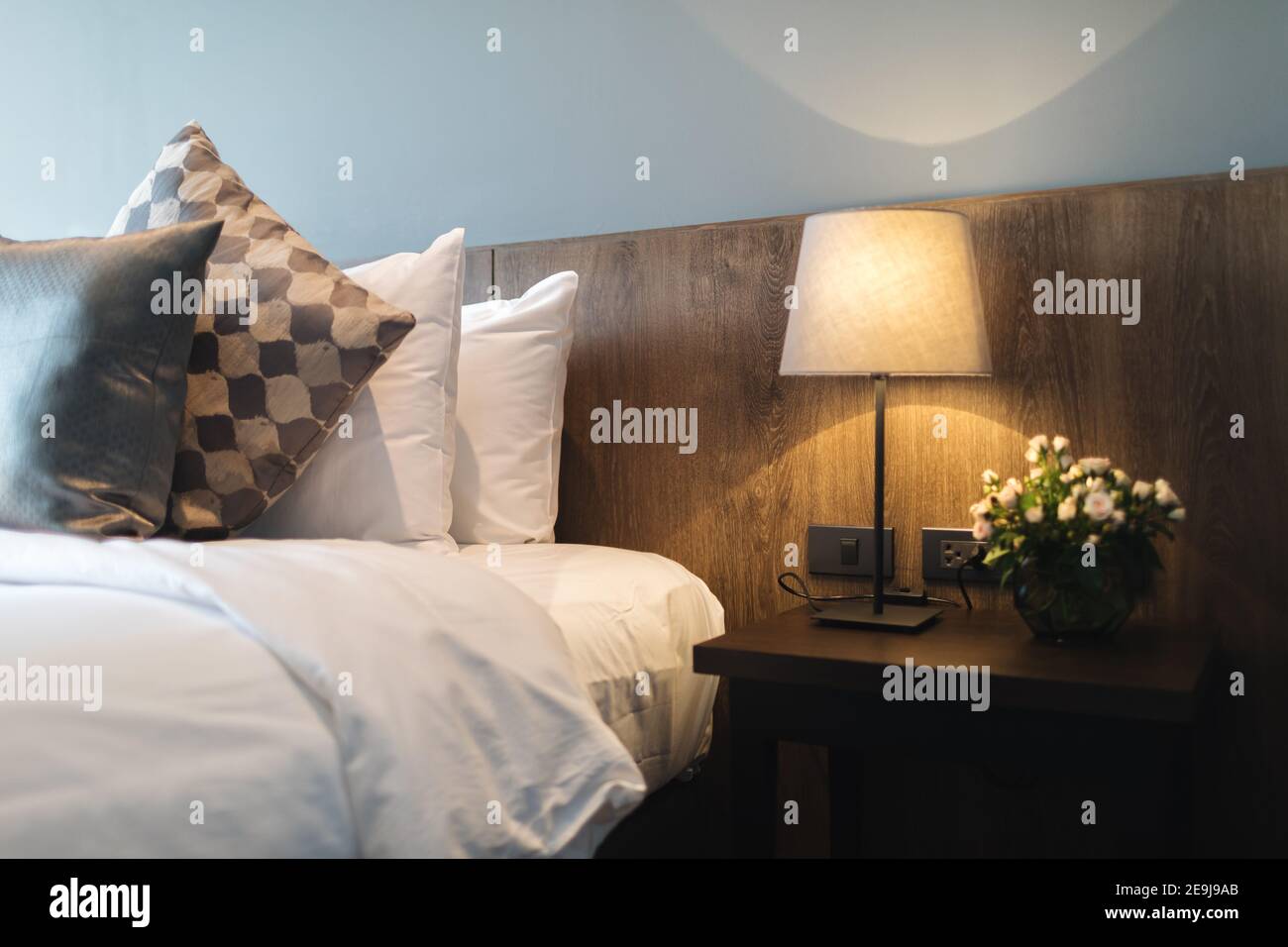 Moderne Schlafzimmer in Schwarz und Grau Stockfoto