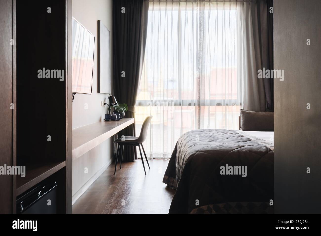 Moderne Schlafzimmer in Schwarz und Grau Stockfoto